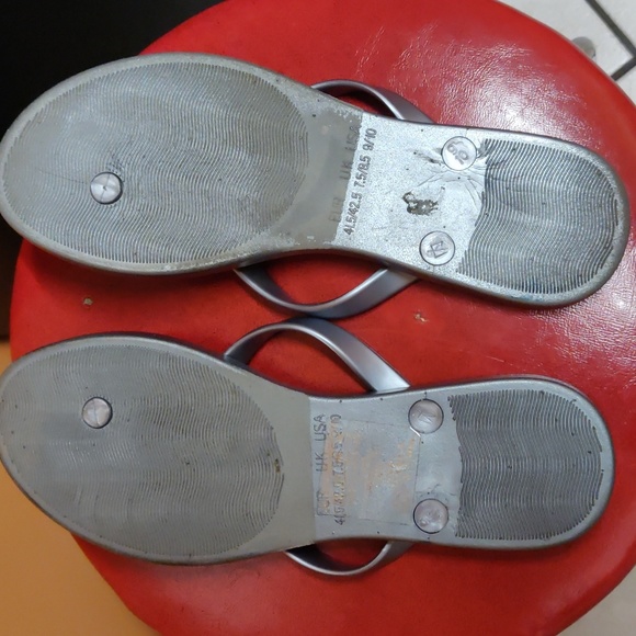 Silver/Gray Joe Boxer Thong Sandals Adorned with a Rhinestone Starfish - Picture 4 of 5